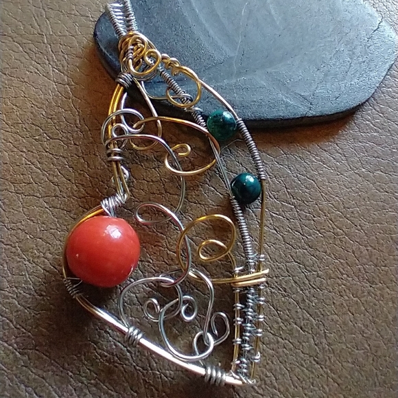 🇨🇦 Wire Wrapped Filigree Heart Pendant - Picture 2 of 3